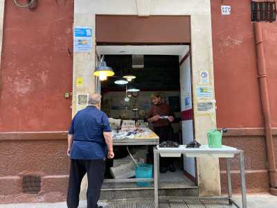 Al 474 della medesima via siamo invece pervasi da un profumato odore di mare che proviene dai banchi ricchi di salmoni, calamari, spigole e cozze